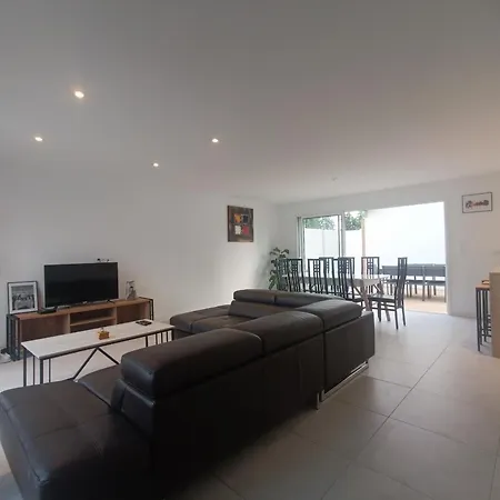115 M2, 250 M Plage, Commerce Et Gare Willa